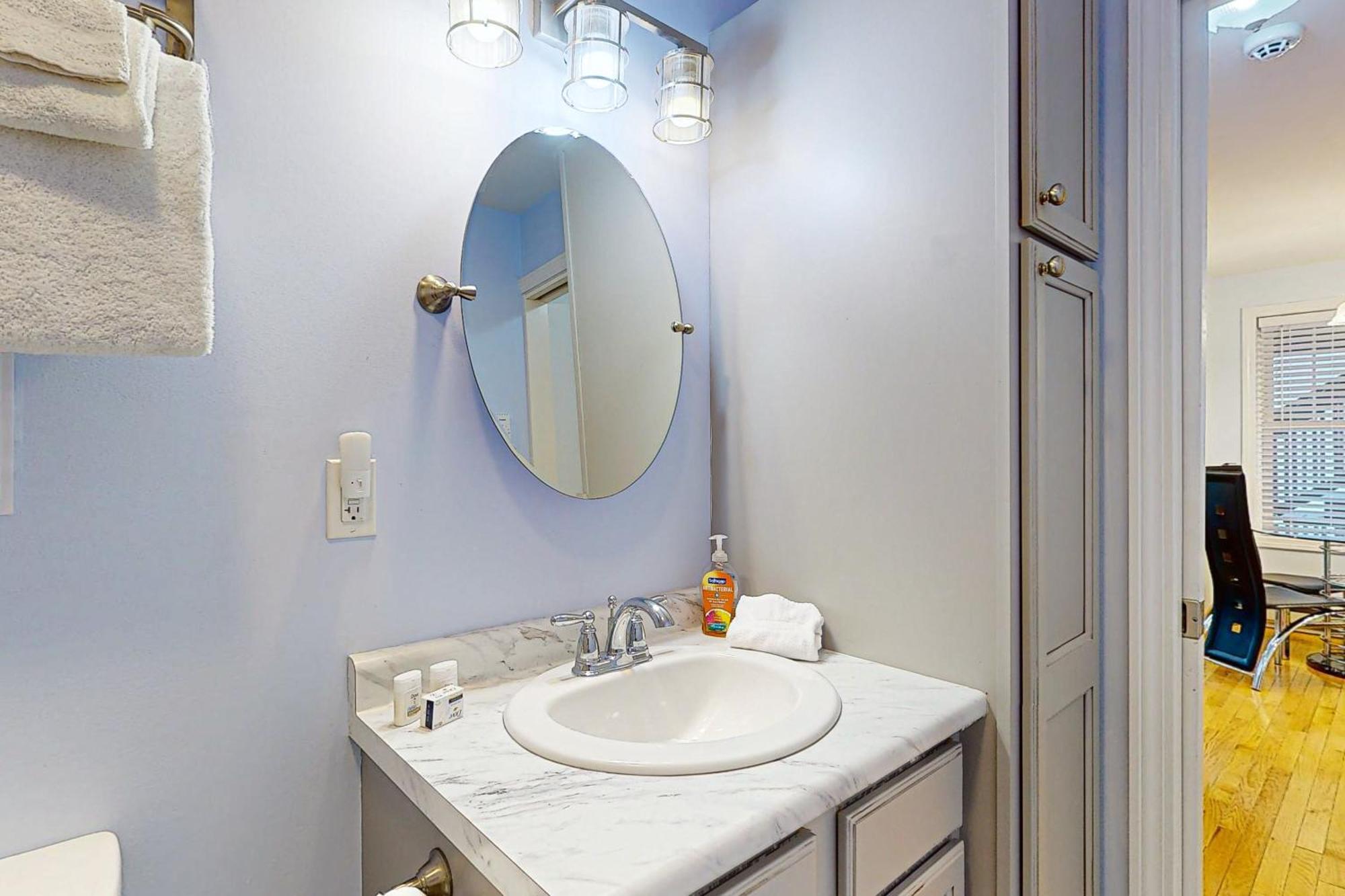 Post Road Charmer Apartment *
