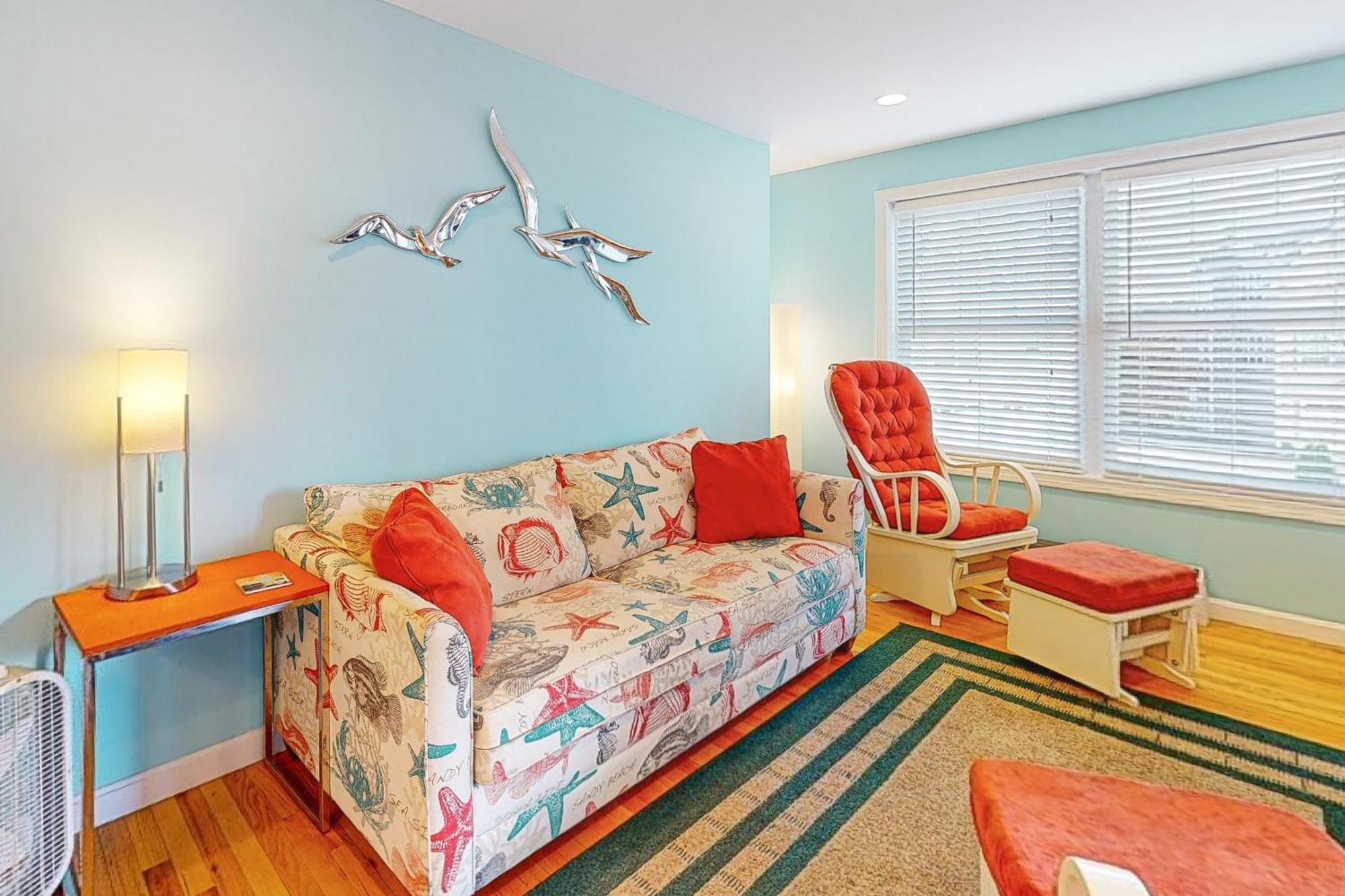 Apartment Post Road Charmer *